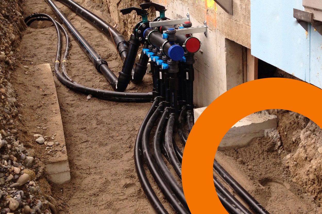 Verlegte Grundleitungen auf der Baustelle