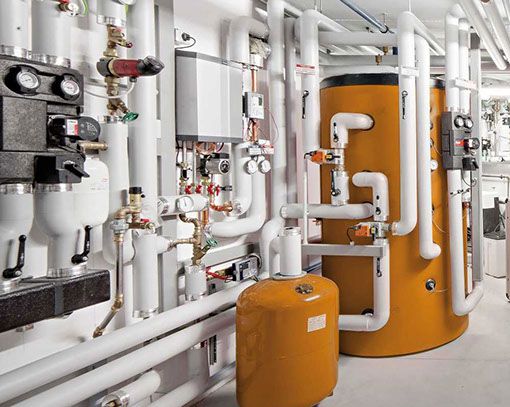 Heizraum mit Leitungen und Speicher